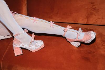Steps to Achieve 1940s Hollywood Style with Vintage Stockings