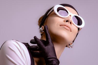 Complete Your Vintage Pin-Up Look with Authentic Accessories
